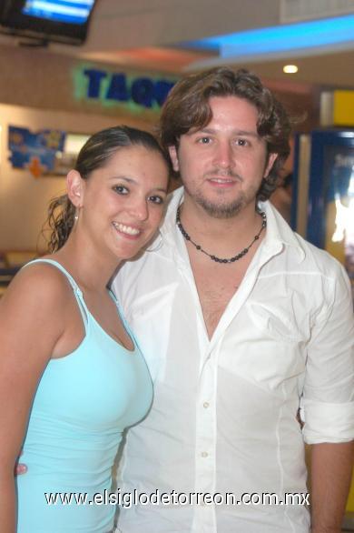 02082006
Yazmín Ceniceros y Alex Pérez.