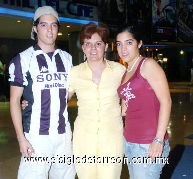 09082006
Alejandro, Laura y Valeria Robles.