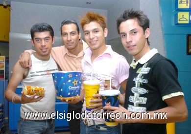 09082006
Los amigos Paul Zúñiga, Ferchio Hernández, Humberto Alba y Luis Miguel Álvarez disfrutaron de El Cofre de la Muerte de Los Piratas del Caribe.