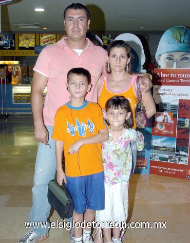 06082006 

Paula Márquez de Mendoza, René Mendoza, y sus hijos René y Mariel Mendoza Márquez.