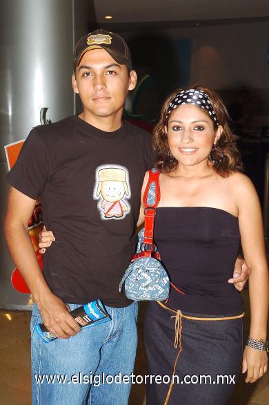 27092006
Roberto de la Cruz y Gaby Viesca.