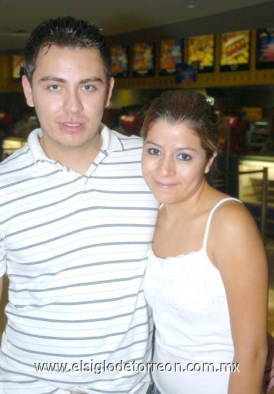 11102006
Abraham Pedroza y Gabriela González.