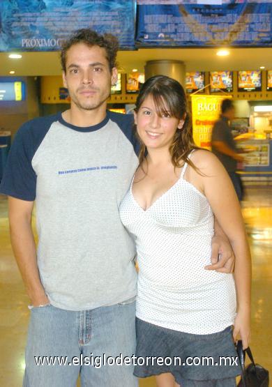 11102006
Alejandro Piñán y Chantal Analy Trejo.
