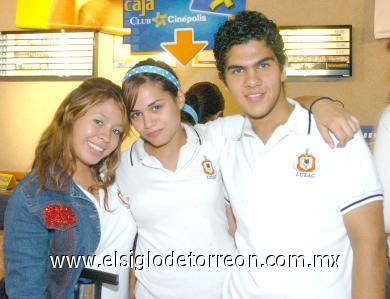 11102006
Karen Villa, Mariana Cantú y Carlos González.