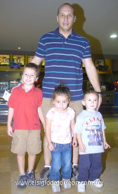 25102006
Elías Orozco, Abel, Fer e Isabella Alfani.