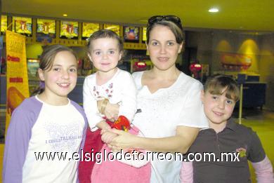 25102006
Laura Iturriria, Arantza Arizpe, Anylú e Isabela Madero.