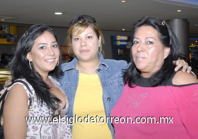 01112006
Vanessa Gamboa Morales, Corina Iveth Morales Cárdenas y Juana del Carmen Morales Flores.