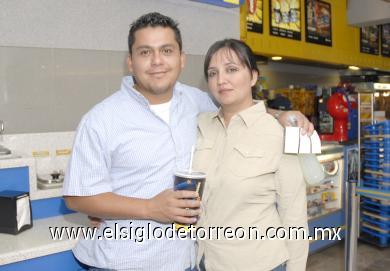 22112006
Omar Muñoz y Lizzete Garibay.