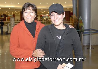 22112006
Sofía Balderas y María Elena de Balderas.
