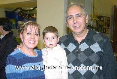 06122006
Marisa y Jesús Zavala con su nieto Gerardito Sandoval.