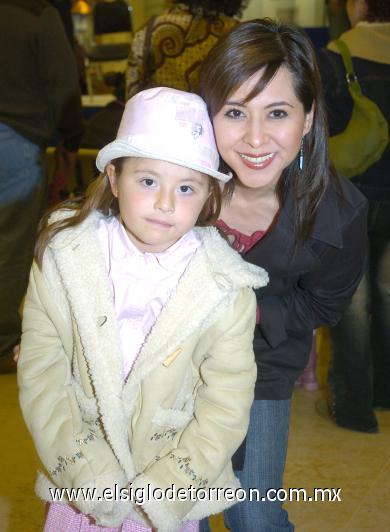06122006
Martha y Sofía Castilla asistieron a la muestra que ofrecieron los maestros del Cirque du Soleil.