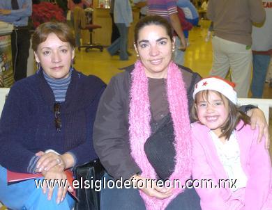 06122006
Mayra de Gandarilla, Olivia Karina Gandarilla y María Astrid García.