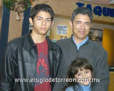 13122006
Gerardo Alberto Suárez, Alberto Hazael Suárez y Alison Jacqueline Suárez.