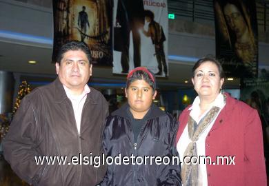 20122006
Salvador Grijalva Flores, acompañado de su familia.