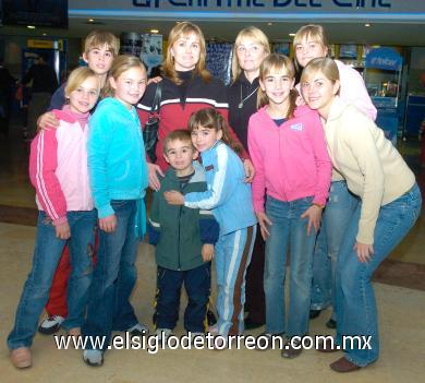 27122006
Consue Alatorre de Jiménez con sus hijos Lalo, Consue, Susy, Lore y Neto; Lety Alatorre de Núñez con sus hijos Lety y Mariana y su sobrina Sofi Alatorre.