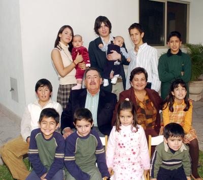 gr_02012006_2
Señores Antonio Gutiérrez González y Raquel Jardón  de Gutiérrez, con todos sus nietos.