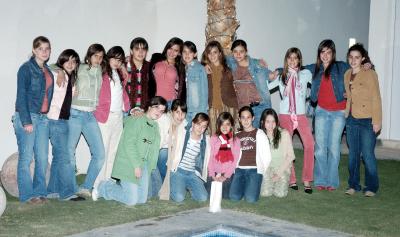 gr_02012006_3 
Paulina Veyán Salmón con todas amigas, en su fiesta de cumpleaños