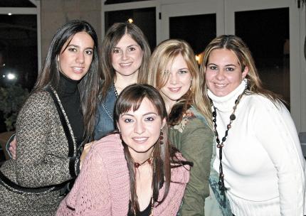 ch_01012006_0 
Julia Peña, Ale Murra de Papadópulos, Ana Claudia López, Rosario Chaib de López y Myrna Hoyos.