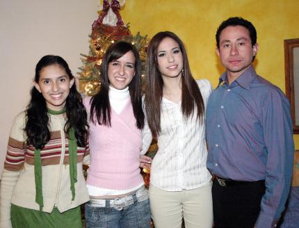 ch_03012006_0 
Andrea Enciso, Sofía Quintanar, María Quintanar y Rafael Reyes.