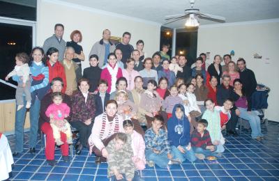 gr_01012006 0 
Agradable convivencia post-navideña tuvieron los integrantes de la familia Batarse .jpg