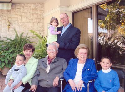 gr_01012006 11 
Señores Braulio y Lucía Fernández Aguirre con sus nietos María Lucía López de Murra, Guillermo Murra y los niños Guillermo, Arturo y María Lucía .jpg