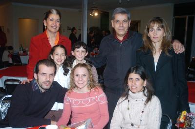gr_01012006 4 
Miguel, Arturo, María de Lourdes, Soraya, Miguel, Andrés, Soad y Zoila .jpg