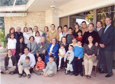 gr_01012006 6 
Don Braulio Fernández Aguirre y Doña Lucía Aguirre de Fernández Aguirre, con sus hijos Braulio, Héctor y María Lucía, sus nietos y bisnietos, juntos en Navidad .jpg
