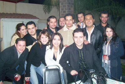 gr_04012006 0
Karla, Ángel, Paco, Roli, Mauricio, Fer, Pepe, Luis Carlos, Cristina, Dely, Ernesto, Pepe y Rocío