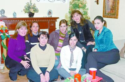 gr_04012006 
 Lety Saracho, Coco Sierra, Esther Morari, Ana Rosa Santíllan, Rita Moreno, Vanessa Meraz y Mayela Saracho, en la posada de conocido jardín de niños