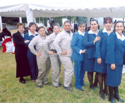 gr_04012006 2
Personal de Pemex Gas, en la fiesta que organizaron el pasado 16 de diciembre con motivo de haber cumplido ocho años sin accidentes