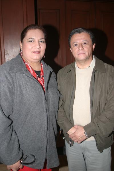 pa_04012006 0
 Lupita de Salinas y Héctor Salinas