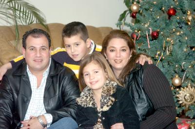 va_05012006_4 
Rudy y Lisa Kawas celebraron su décimo cuarto aniversario de matrimonio, los acompañan sus hijos Rudy y Tiffany.