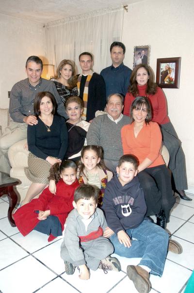 gr_05012006_0 
Armando, Tere, y Paola Romero, Alfredo, Becky, Paola, y Alfredito Figueroa, Juan José, Brenda, Juan José y BárbaraRamírez, Mayté y Luis Carlos Bernal.