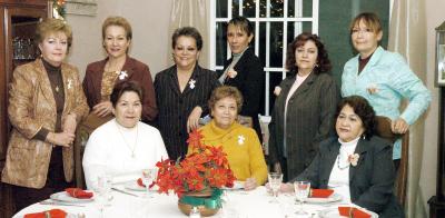 gr_05012006_1
Chellin Ríos, Meche Garza, Coco Montañez, Bange Rodríguez, Mily Towns, Elba Ferriño, Conchis y Lupita García y Eva Reynal, Club de los Lunes en su festejo navideño.