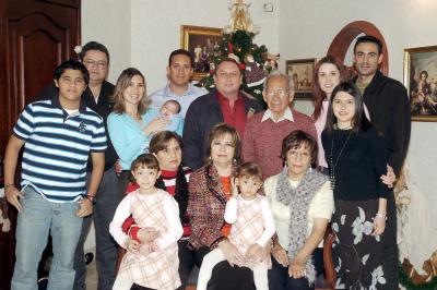 gr_07012006_5
Gerardo, Gerardo Jr. Mónica, César, Jesús, Romeo, Marcela, Luis, Lorelei, Lupis, Lupita, Ana de González y los niños Marifer, Paulina y César.