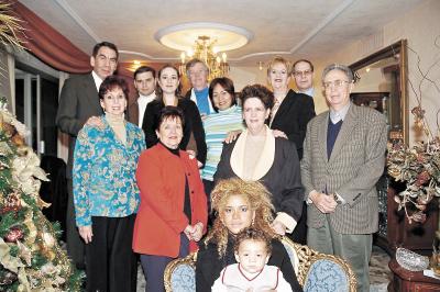 gr_07012006_4 
Familias García Cigarroa, Rimada Estrello, Froto Hernández y Rubio Hernández, acompañados de los señores Antonio Saravia y Griselda Córdova de León.