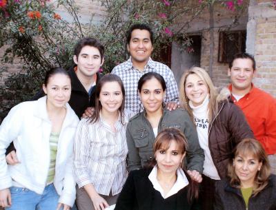 gr_07012006_0 
Caty, Alejandro, Billy, Adriana, Karime, Lorena, Roberto, Jesu y Gaby, captados en reciente festejo.