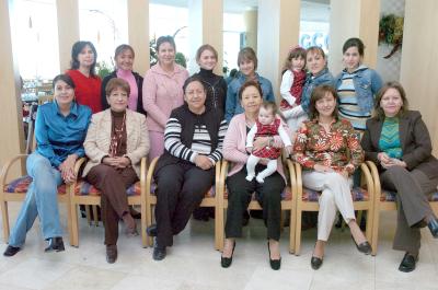 gr_07012006_1 
Grupos de amistades reunidas en días pasados con motivo de la Navidad.