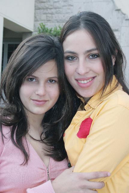 ch_06012006_2 
Ángela González y Mónica Madero.