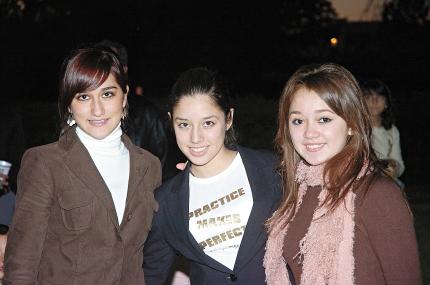 ch_07012006_1 
Malena Romo, Marcela Ramos y Ana Karen Gamboa.