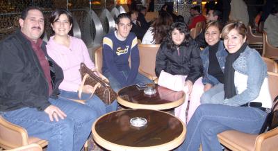 gr_08012006_0 
Alberto, Claudia, Daniel y Alejandra González con Brenda Ojeda y Francia Burcia.