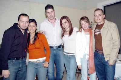 gr_08012006_13 
Rodrigo Potillo, Sofi Rodríguez, Arturo Schamal, Lily Villa, Paulina Velasco y Cristóbal Hamdan.