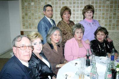 gr_08012006_3 
Carlos Favila, Genny de Favila, July de Solís, Quechu de Álvarez, Esther de Gómez, Pepita Martell, Dorita de Rocha y José Luis Rocha, en pasado festejo.
