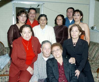 gr_08012006_4 
Don Francisco y doña Enedina Espinoza festejaron su aniversario en compañía de sus hijos Hortensia, Francisco, Ofelia, Patricia, María Elena, Paulina, Alicia y Armando.