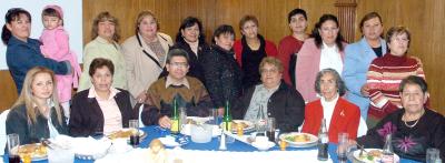 gr_08012006_5 
Emmanuel, Patricia, Paty, Maylea, Lupita, Magda, Oralia, María Luisa, Mayela, Bertha, Raquel, Carmelita, Irene y Pbro. Ismael Gallegos, en una agradable reunión.