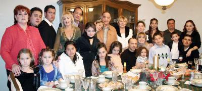 gr_08012006_7 
Integrantes de la familia Estrella Rivera disfrutaron de una bonita fiesta con motivo de la Navidad y Año Nuevo.