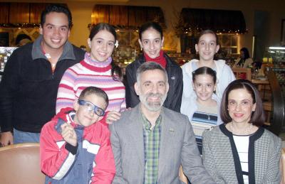 gr_08012006_8 
Jesús Zarzar, María Elena de Zarzar, Jesús Zarzar, Eduardo Ibarra, María Elena, Marianne, Oniela y Eliana Zarzar.