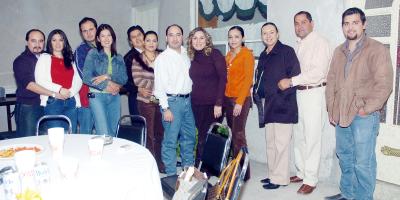 gr_08012006_9 
José Luis y Aracely Luviano, Carlos y Margarita Nava, Genaro y Paty Quiñones, Santiago y Claudia Luviano, Ana Laura y Jaime y Ana Lucía Villalobos y Daniel Luján.