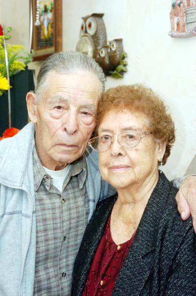 pa_08012006_7 
Don Francisco y doña Enedina Espinoza festejaron su aniversario.