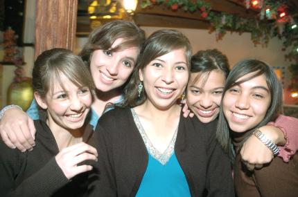 ch_08012006_12 
Rocío con sus amigas Karla, Mary, Paty y Eloísa.